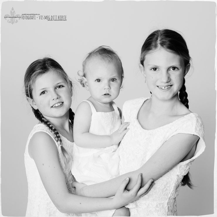 tre søstre i hvite kjoler hos fotografen
