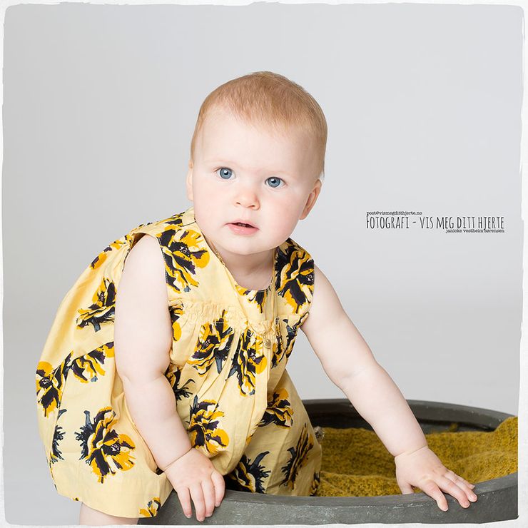 Baby i gul kjole